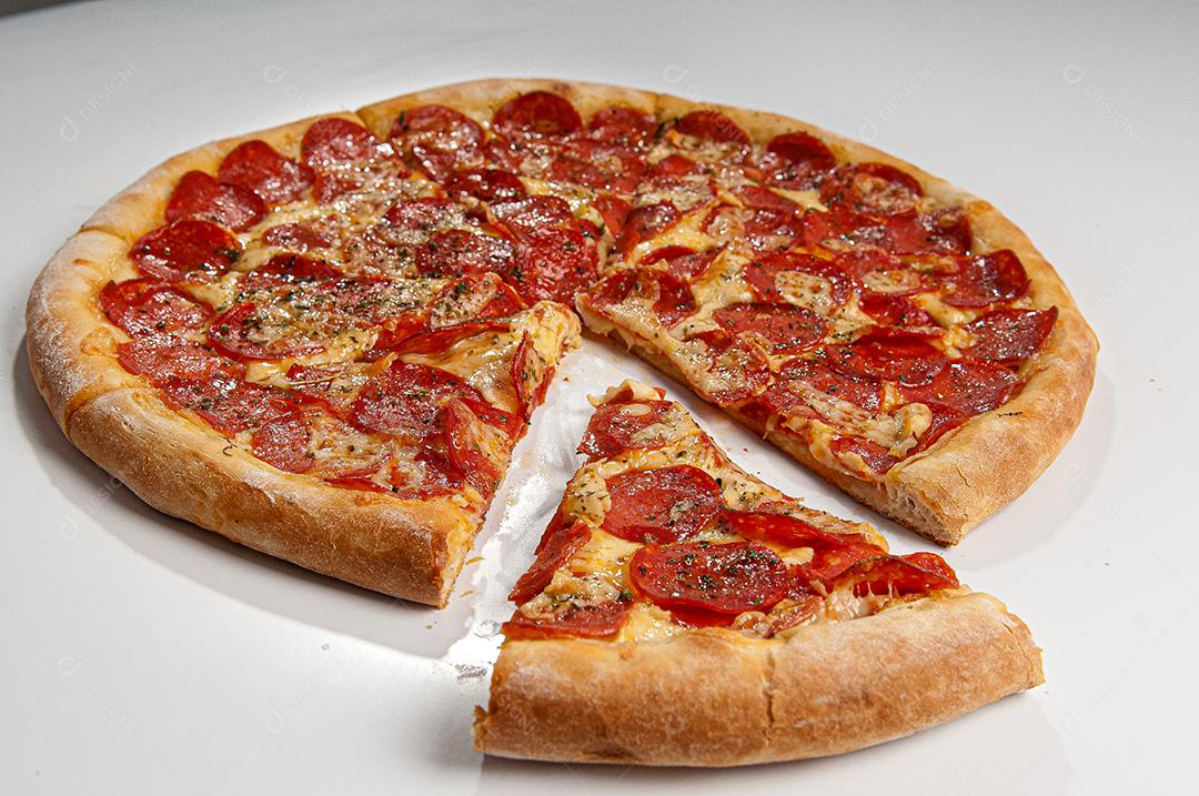 Pizza de Calabresa Com Cebola em Fundo Branco