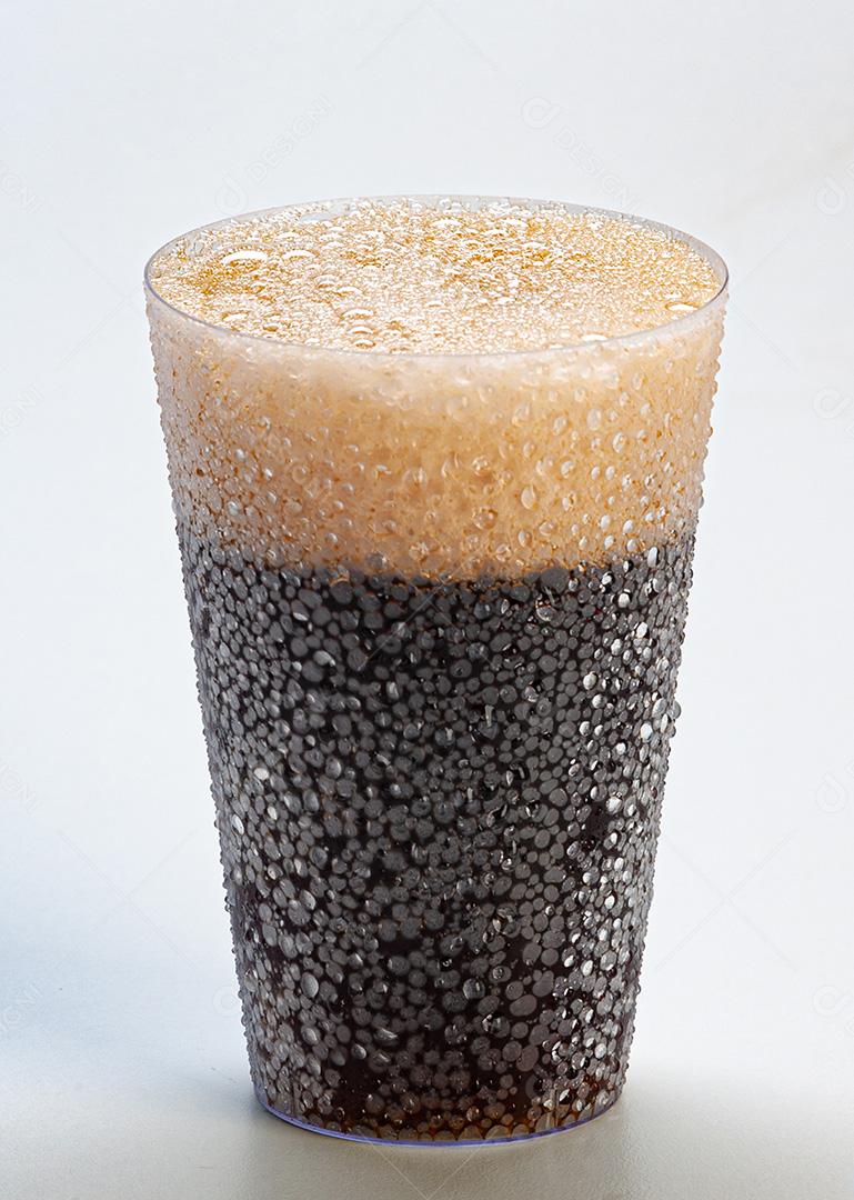Copo Com Refrigerante Coca Cola Em Fundo Branco