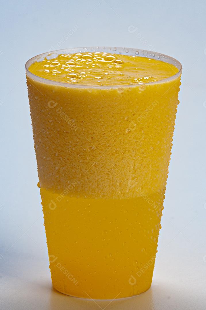 Suco De Maracujá Fresco e Gelado Fundo Branco