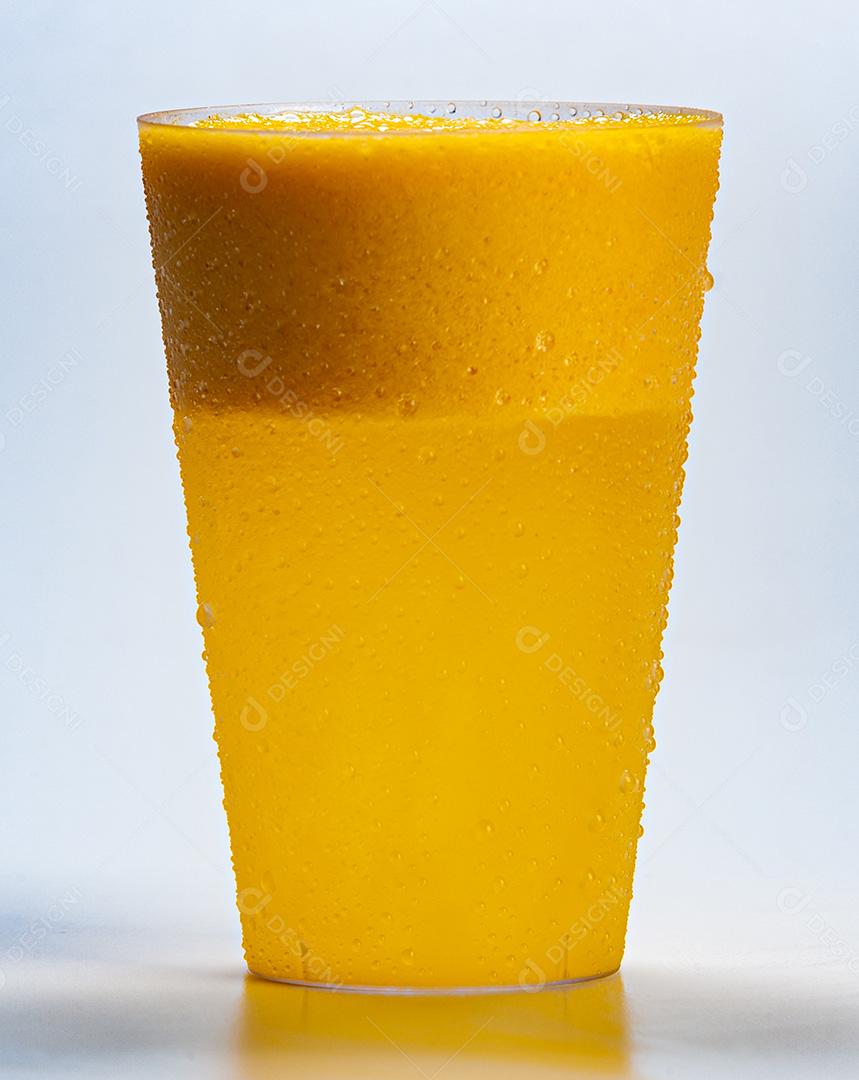 Suco De Maracujá Fresco e Gelado Fundo Branco
