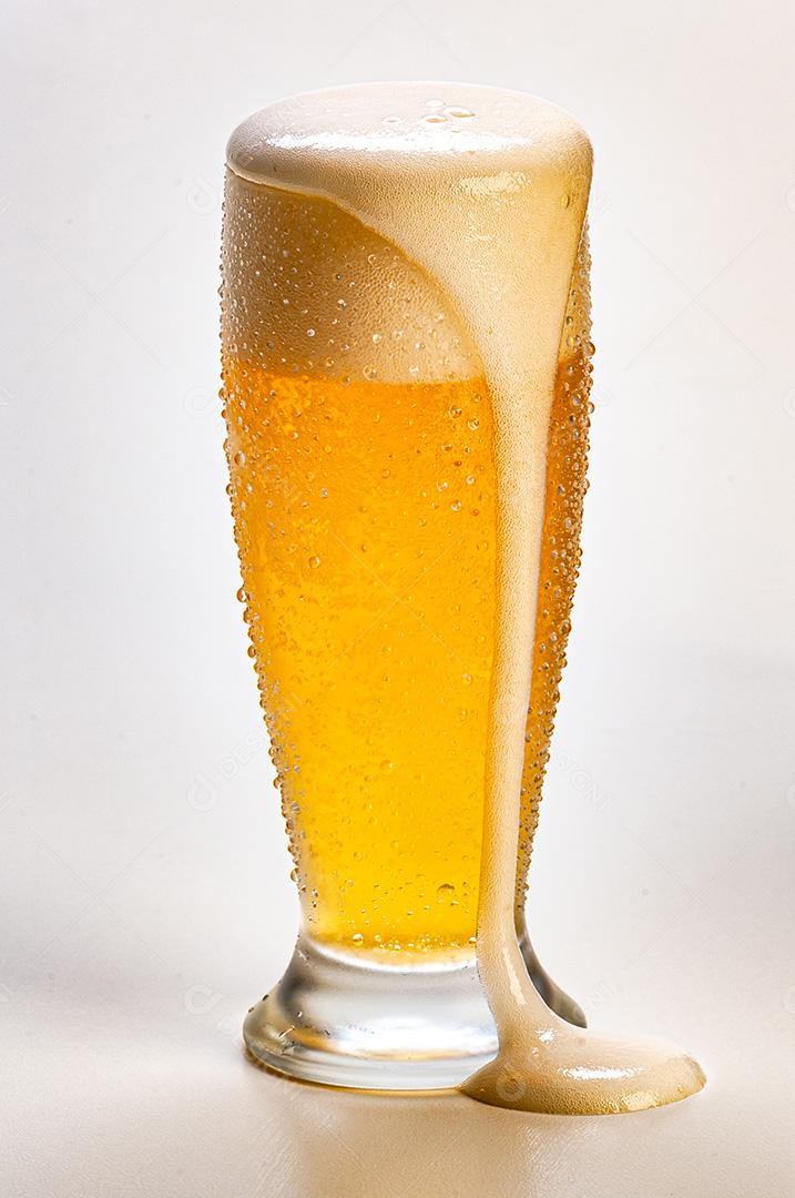 Copo de Cerveja Gelada Com Espuma Caindo Fundo Branco
