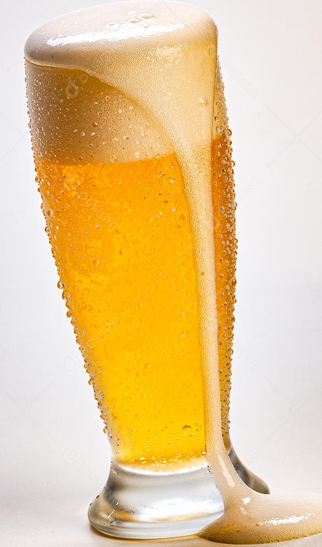 Copo de Cerveja Gelada Com Espuma Caindo Fundo Branco
