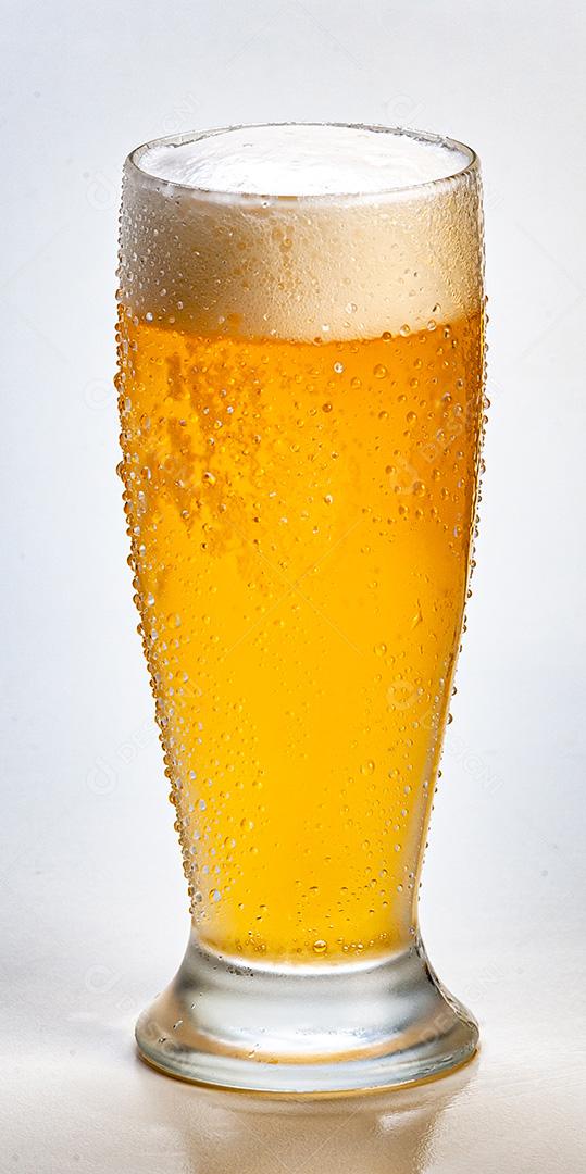 Copo de Cerveja Gelada Com Espuma Caindo Fundo Branco