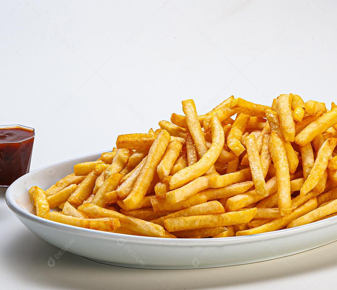 Porção de Batatas Fritas Servidas no Prato
