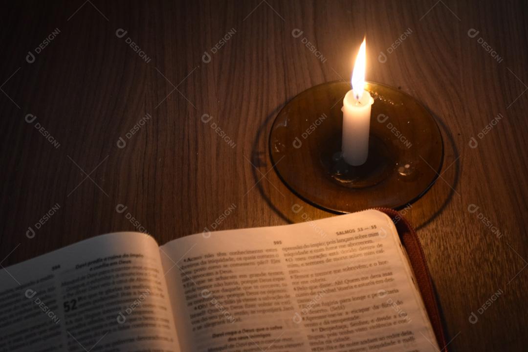 Imagem vela Em Cima De Mesa Com Bíblia Do Lado Imagem JPG