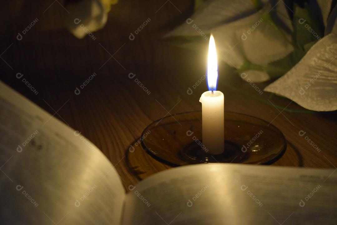 Imagem vela Em Cima De Mesa Com Bíblia Do Lado Imagem JPG