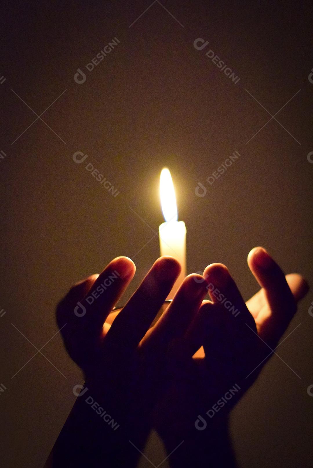 Imagem mão Segurando vela Imagem JPG