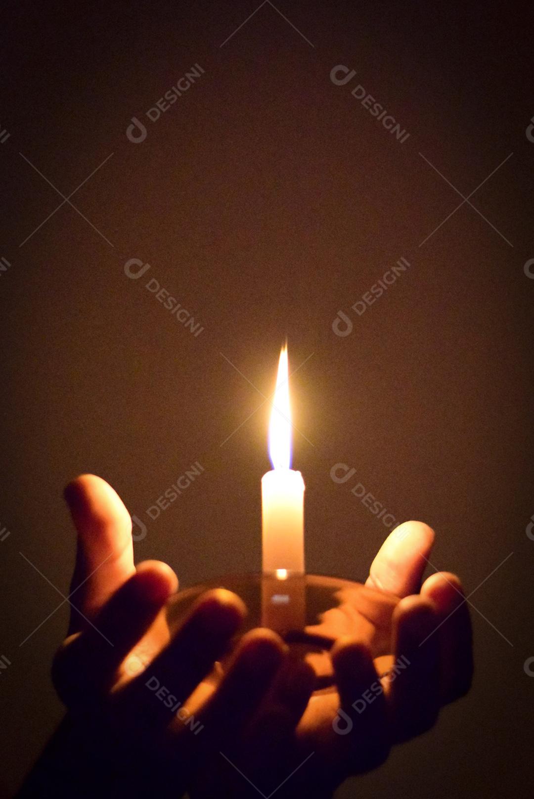 Imagem mão Segurando vela Imagem JPG