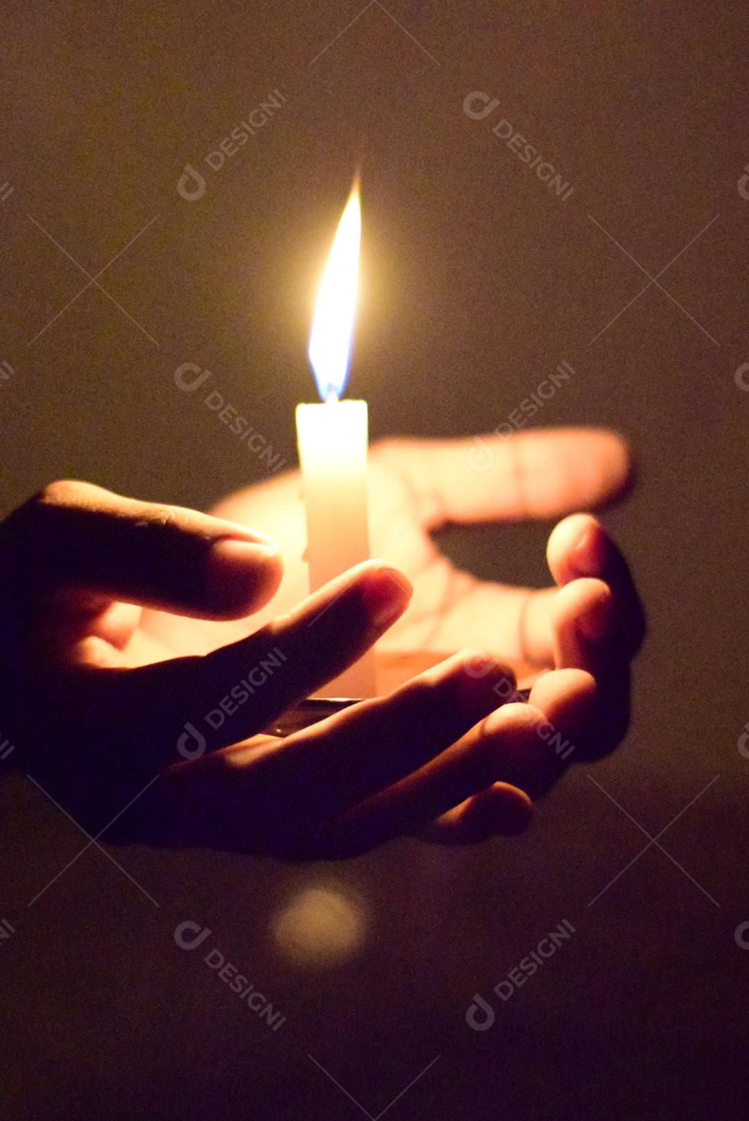 Imagem mão Segurando vela Imagem JPG