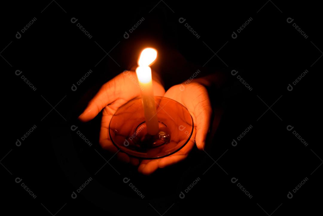 Imagem mão Segurando vela Imagem JPG