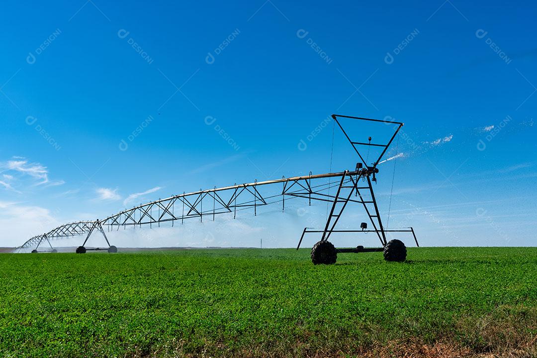 Pivô Máquina de Irrigação em Grandes Campos Imagem JPG