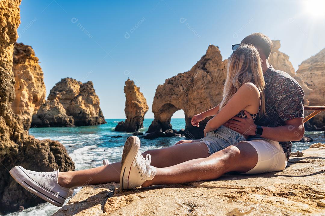 Casal Sentado nas Rochas das Cavernas da Ponta da Piedade Em Lagos, Algarve, Portugal