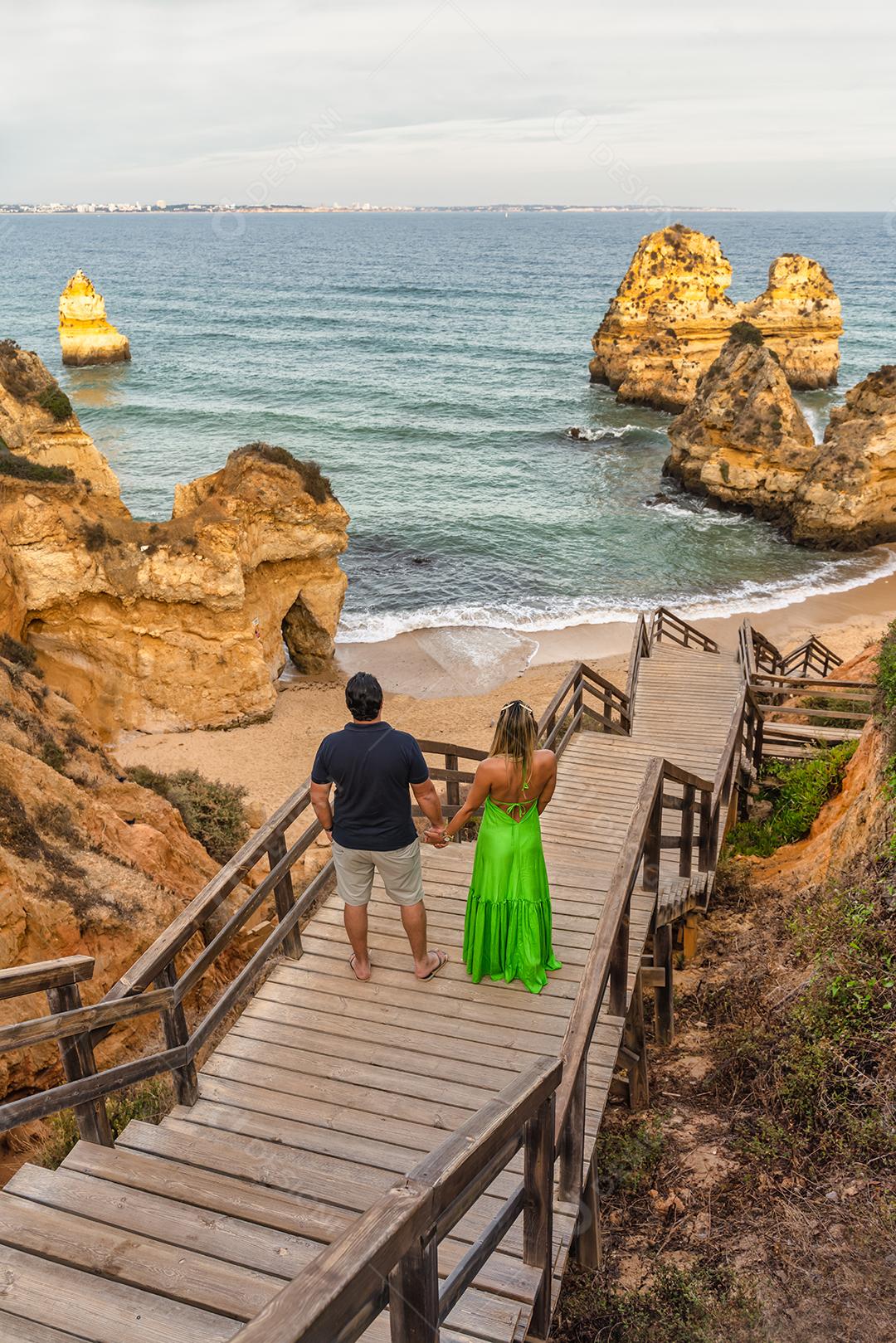 Casal Olhando o Mar Descendo os Degraus da Praia do Camilo Em Lagos, Algarve, Portugal