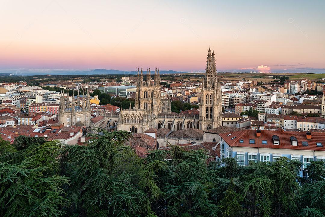 Vista Aérea da Catedral e da Cidade de Burgos, Espanha - Hora de Ouro