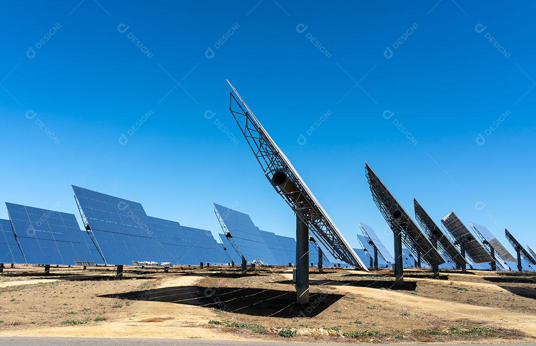 Painéis Fotovoltaicos na Estação de Energia Solar Ps10 na Espanha