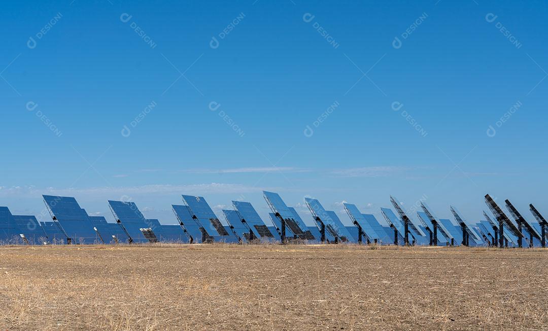 Painéis Fotovoltaico na Estação de Energia Solar Ps10 Em Sanlucar Imagem JPG