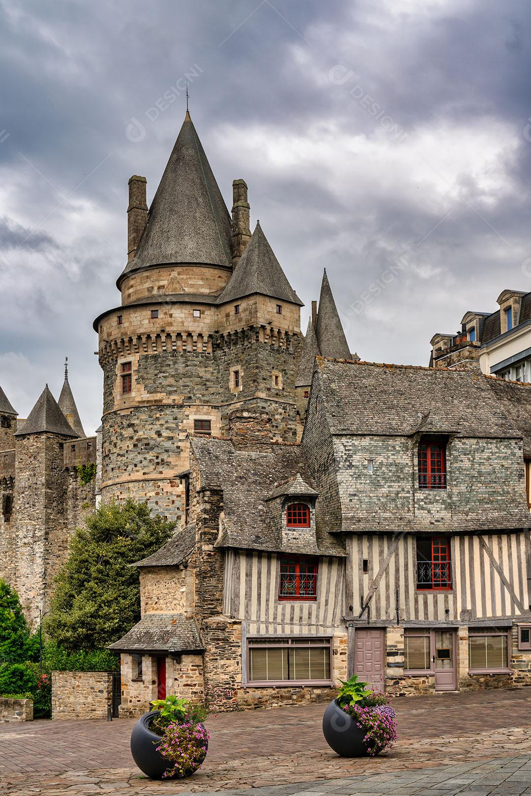 Casas de Madeira e a Torre da Fortificação de Vitré Imagem JPG