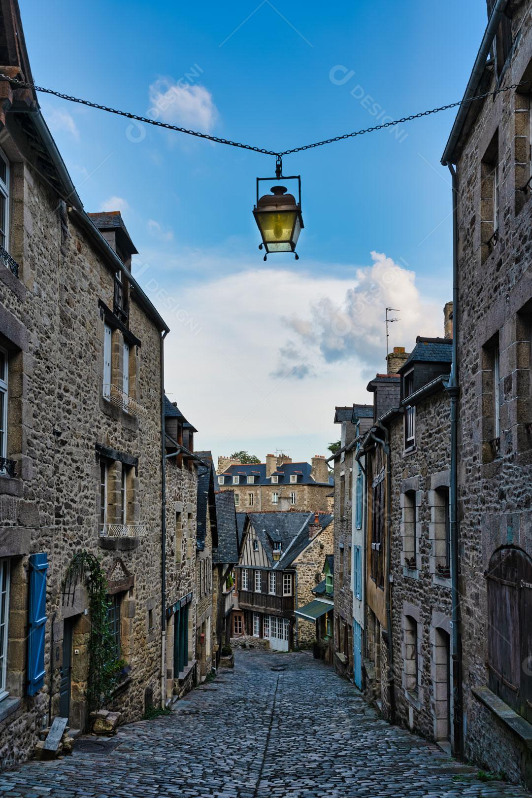 Imagem JPG Rua Jerzual em Dinan Com Casas