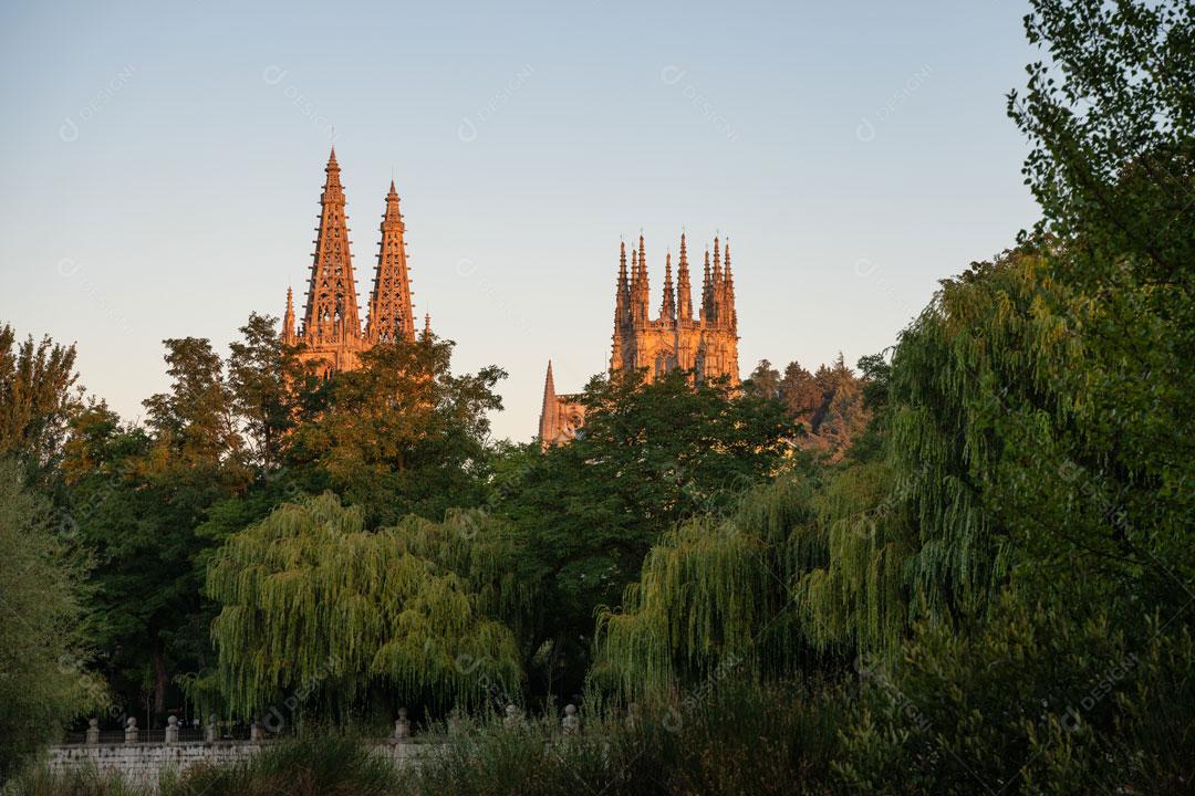 Imagem JPG Paisagem De Construções E Rio Neutro Com Céu Limpo