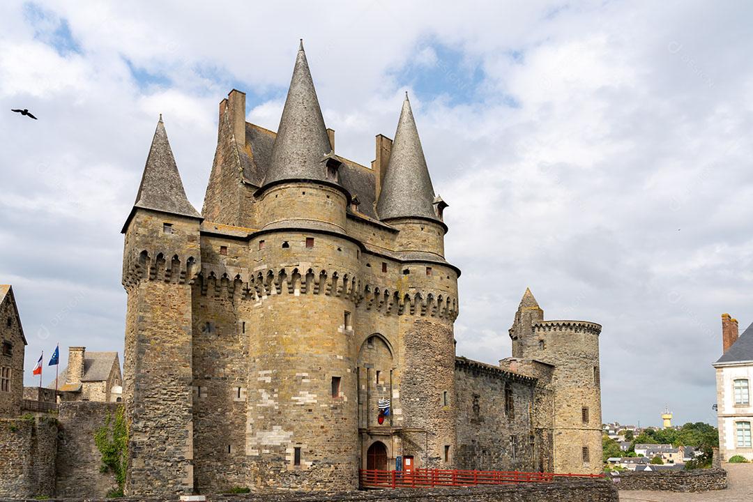 Vista Da Fachada Principal Do Castelo-Fortaleza Em Vitre, França Imagem JPG