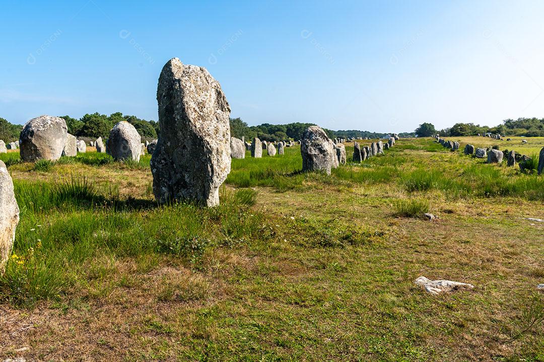 Monumento Histórico  Alinhamentos Megalíticos De Carnac Na França Imagem JPG