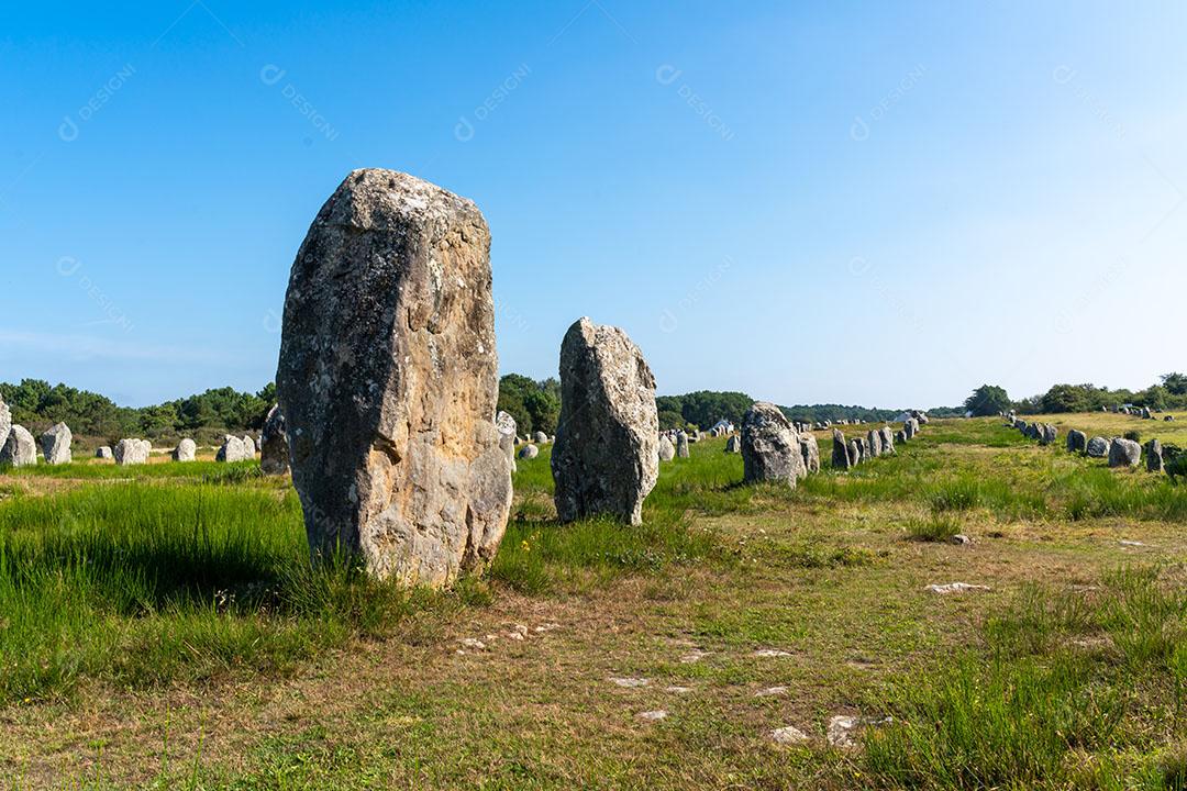 Alinhamentos megalíticos de Carnac na França Imagem JPG