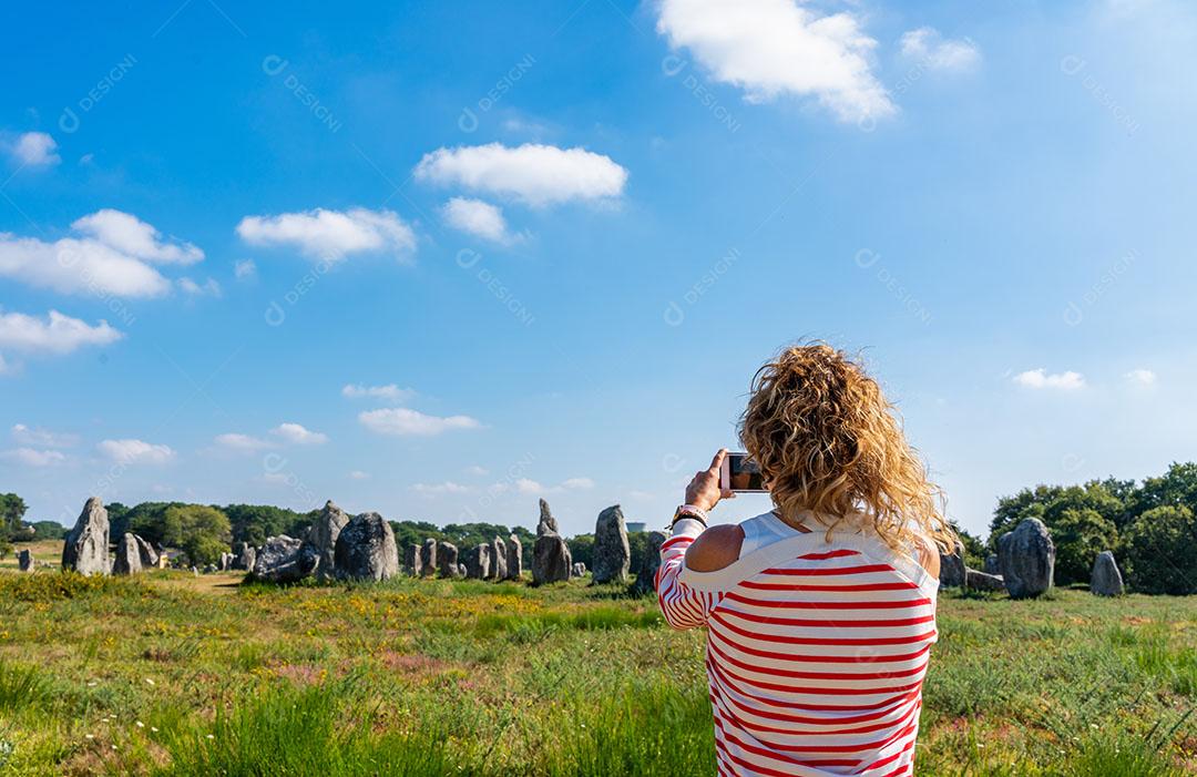 Mulher Tirando Foto Em Alinhamentos de Carnac na França Imagem JPG