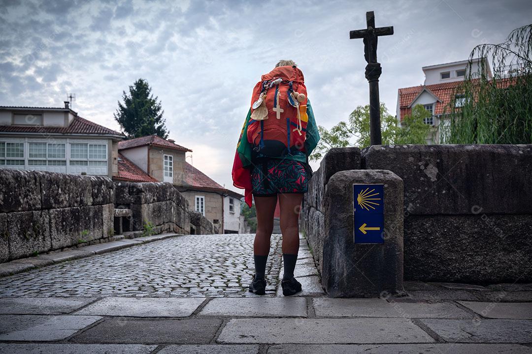 Mulher a Caminho de Santiago, Passando por Caldas de Reis, Galiza, Espanha Imagem JPG