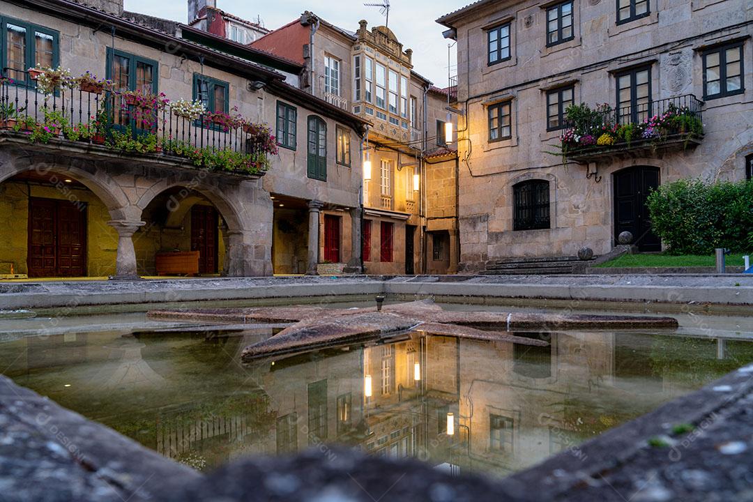 Casas de Granito Refletidas na Água na Praça Herraria Imagem JPG