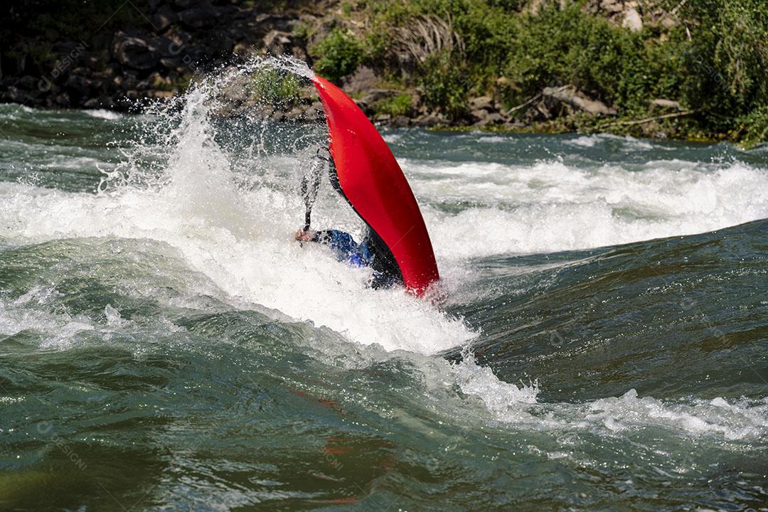 Homem Competidor do Kayaking Freestile Completando Manobra de 360 Graus Imagem JPG