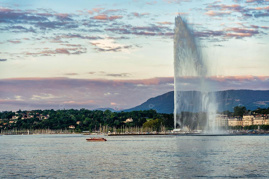 Barco de Lazer Passando Pelo Jato de Água no Lago Leman na Cidade Imagem JPG