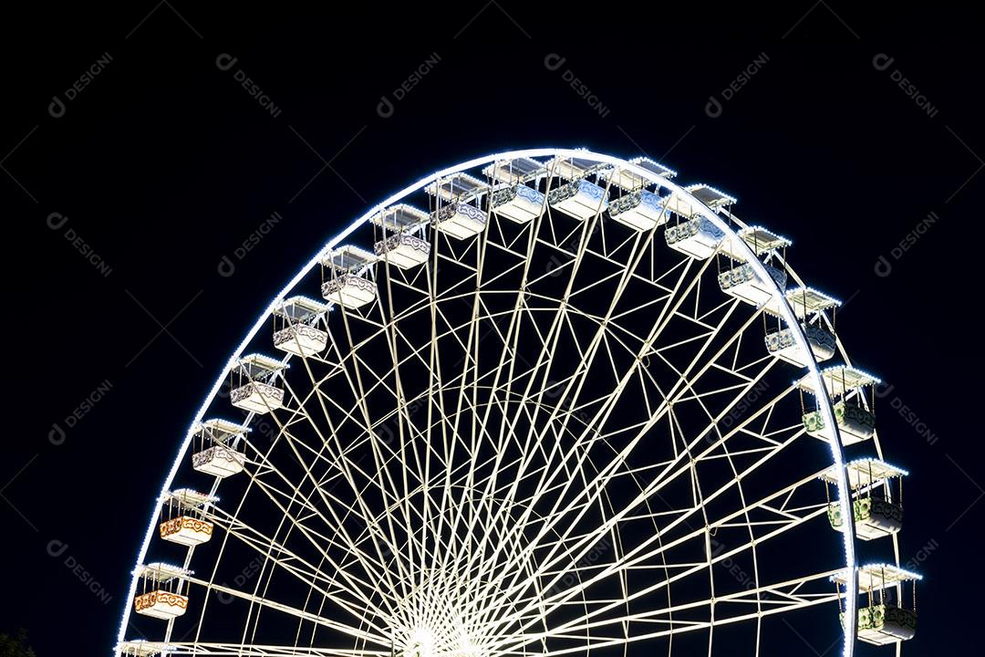Roda Gigante Iluminada à Noite Sem Ninguém Imagem JPG