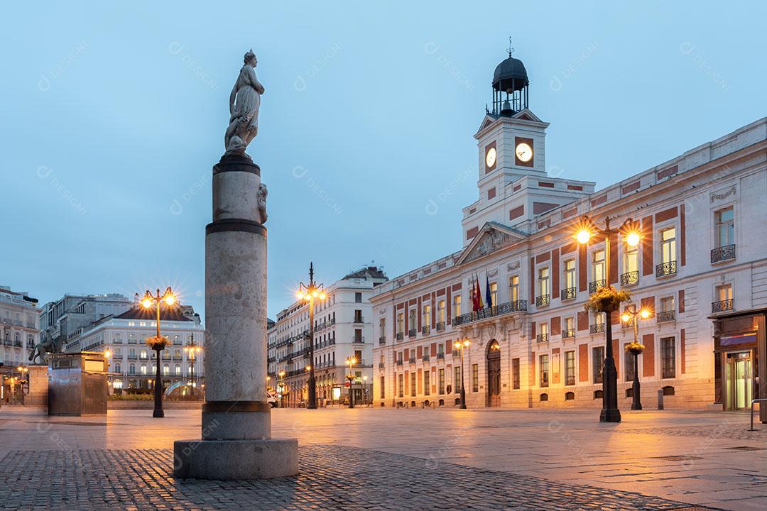 Prédio do Governo de Madrid na Puerta Del Sol - Hora Azul Imagem JPG