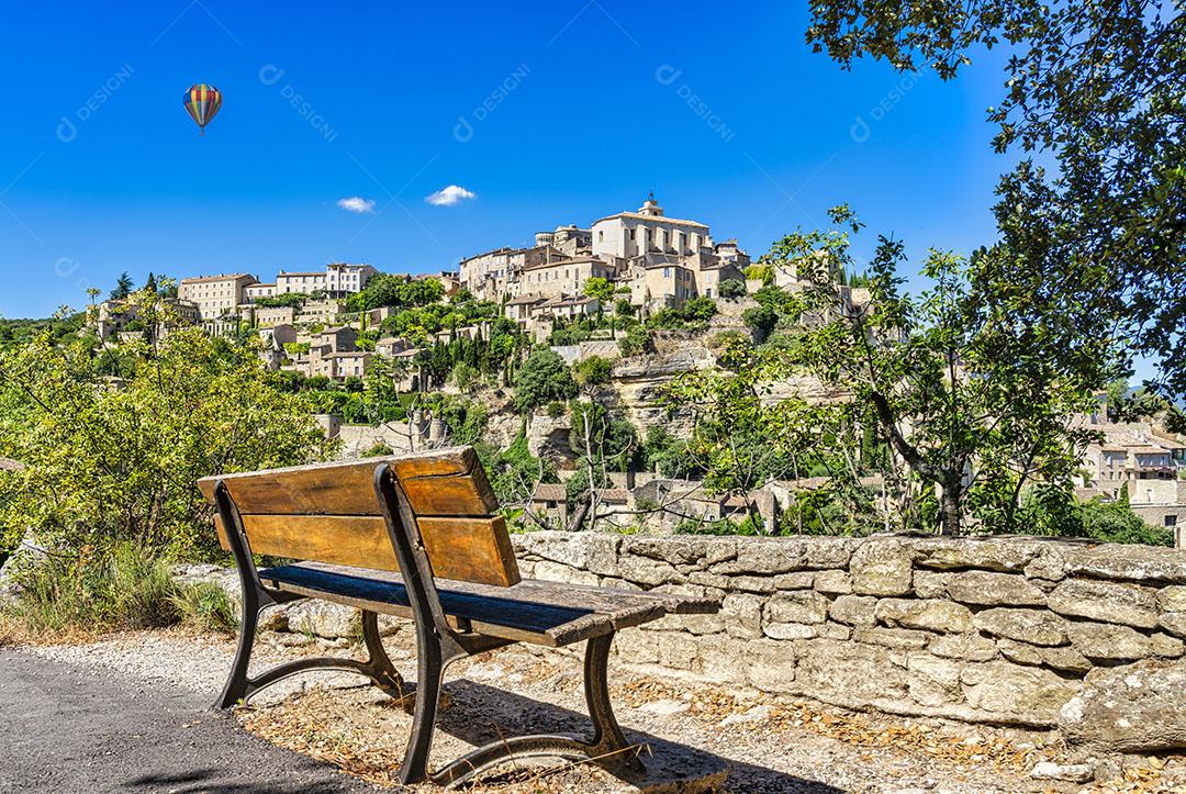 Banco para Vista Panorâmica de Gordes Em Provence, na França Imagem JPG