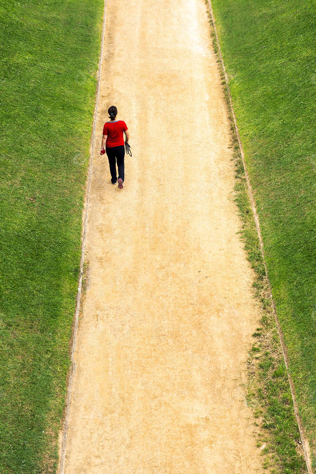 Mulher de 50 Anos Caminhando Sozinha Em Uma Pista de Ginástica Reta Imagem JPG