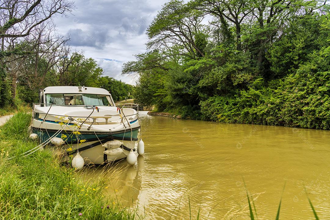 Barco Atracado no Canal Du Midi, no Sul da França Imagem JPG