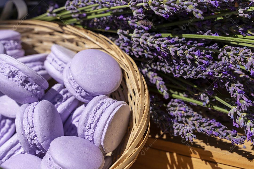 Sabonetes de Lavanda Em Uma Cesta Com Plantas de Lavanda Ao Redor Imagem JPG