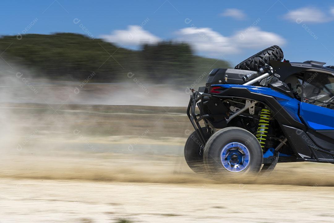 Corrida de Buggy Azul Em Pista de Terra - Esporte Radical Imagem JPG