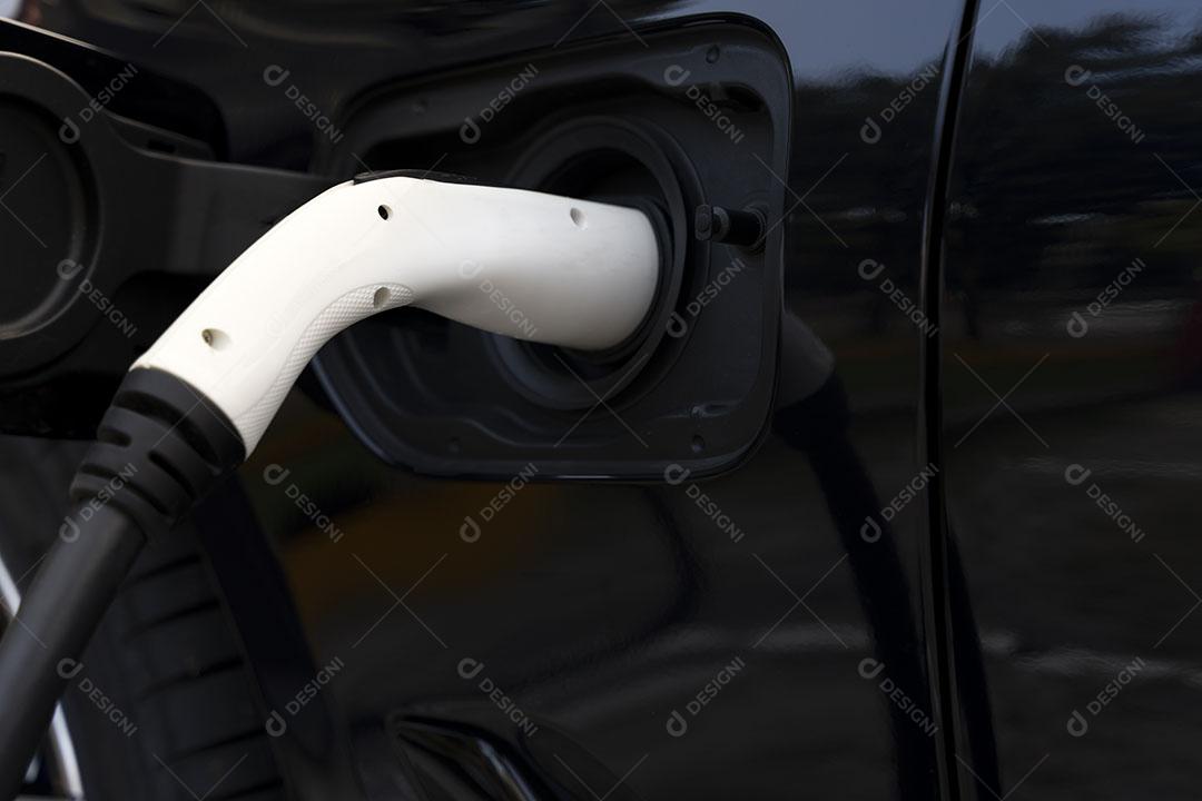 Veículo Elétrico Ev Carregando no Ponto de Carregamento Público Imagem JPG