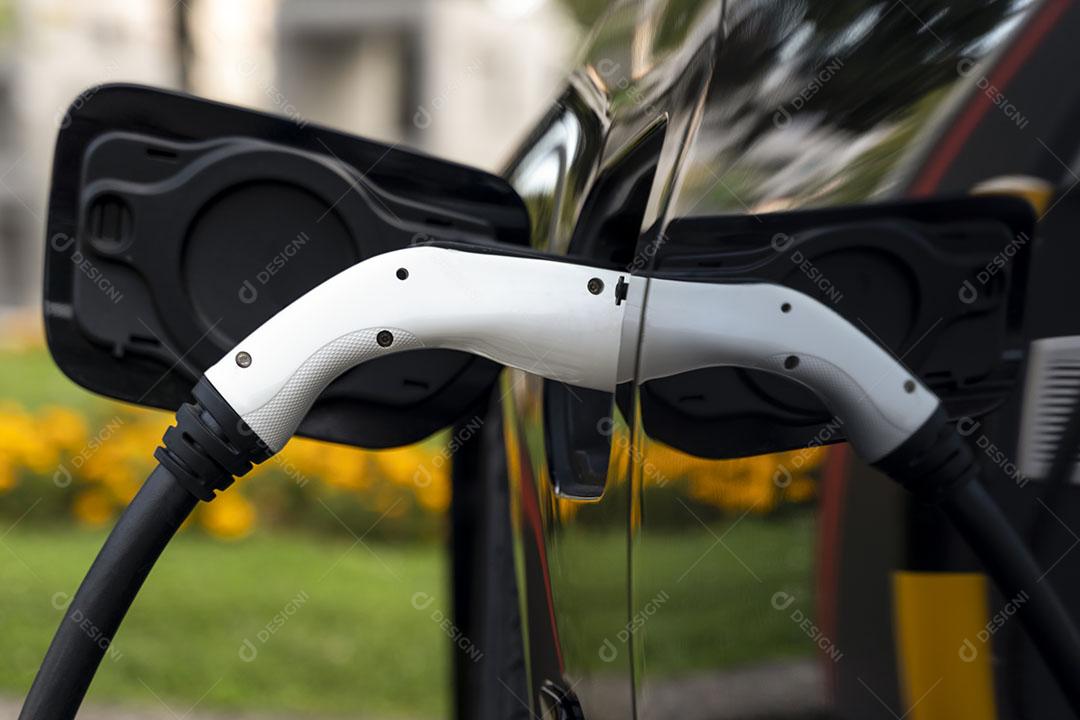 Veículo Elétrico Ev Carregando no Ponto de Carregamento Público Imagem JPG