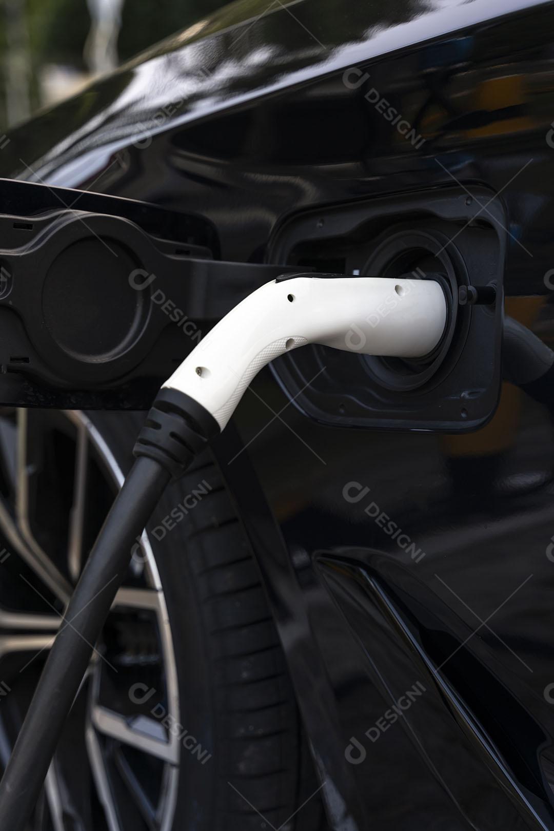 Veículo Elétrico Ev Carregando no Ponto de Carregamento Público Imagem JPG