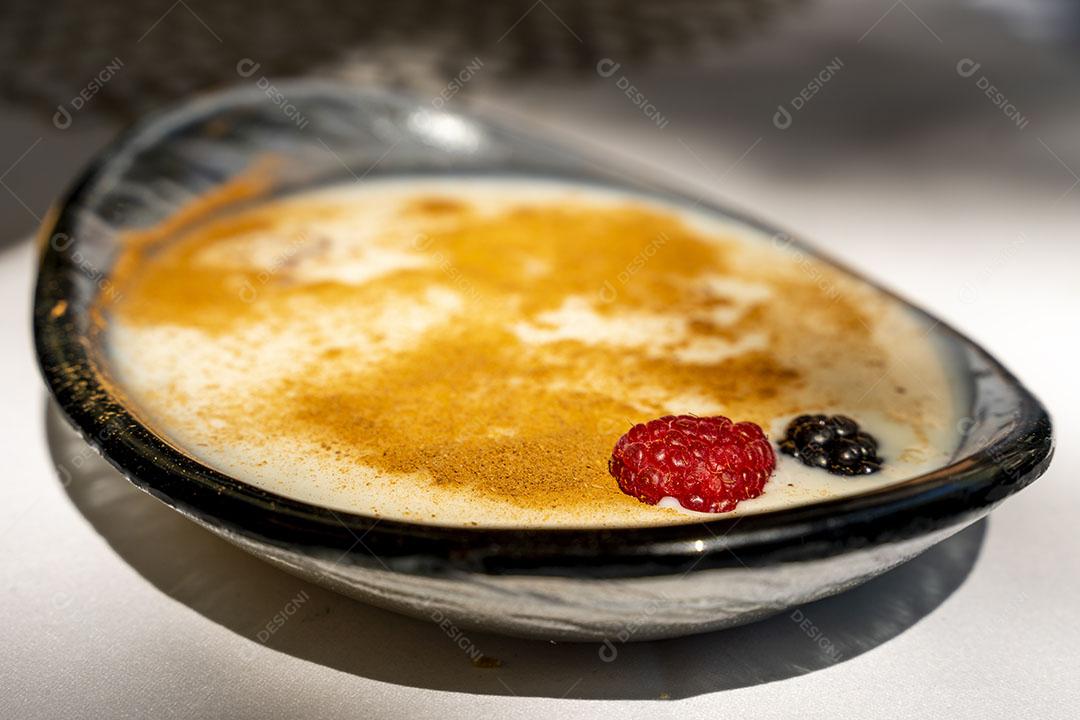 Sobremesa Típica Mediterrânea, Arroz Com Leite e Berrie Colorida Imagem JPG