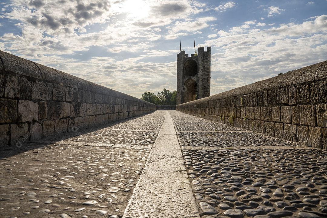 Ponte Medieval e Torre Ao Nascer do Sol Em Besalu Espanha