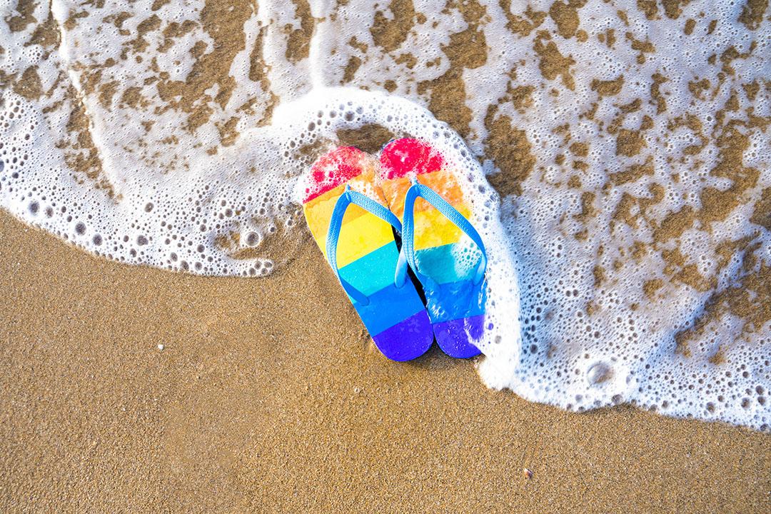 Chinelos Coloridos na Praia Em Um Dia de Verão - Bandeira do Orgulho Gay Imagem JPG