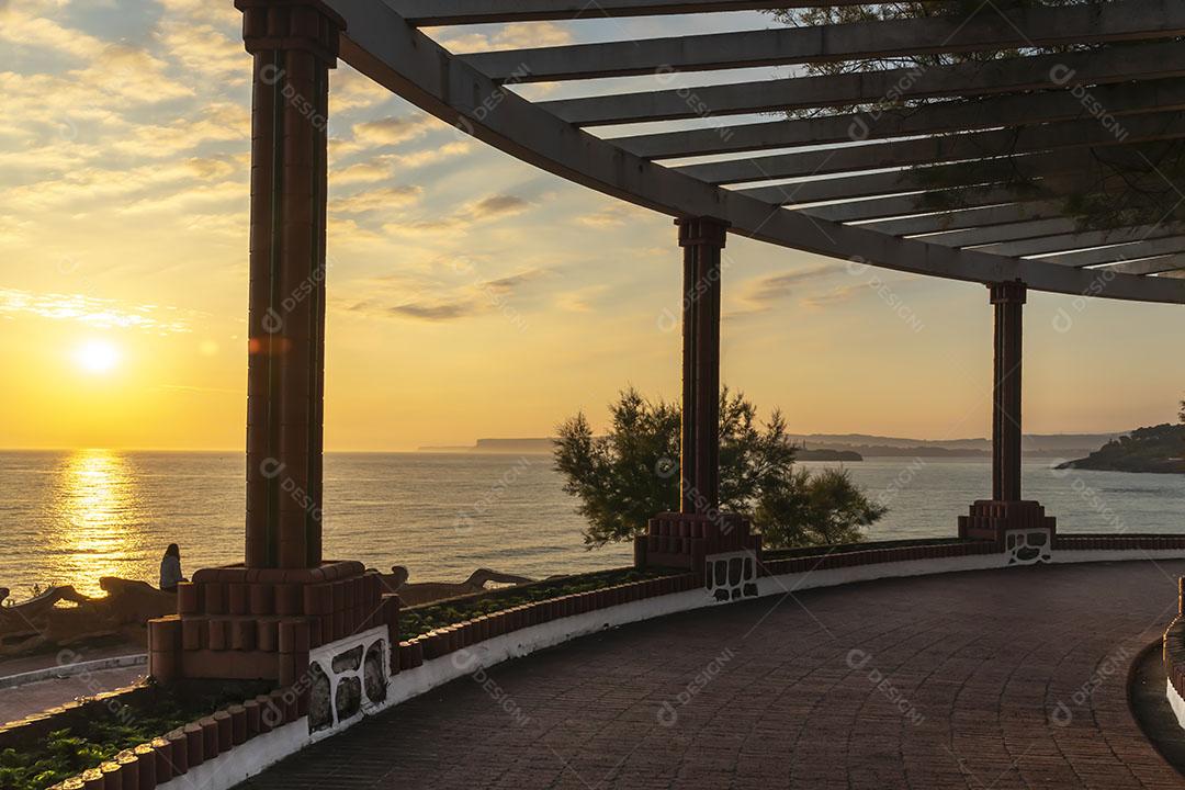 Varanda do Mirante na Praia Ao Nascer do Sol na Cidade de Santander na Espanha Imagem JPG