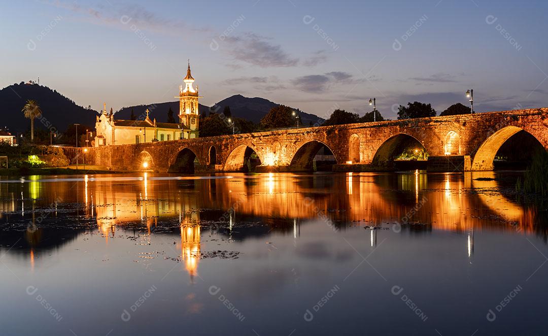 Igreja no Final da Ponte Romana de Ponte de Lima, no Minho, Portugal. Hora Azul Imagem JPG
