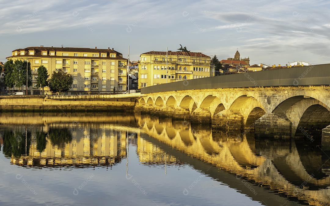 Vista Panorâmica da Ponte Romana e da Cidade de Pontevedra, na Galiza, Espanha Imagem JPG