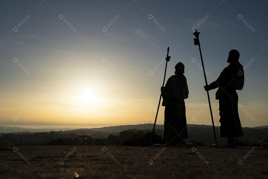 Silhueta de Peregrinos Ao Pôr do Sol a Caminho de Santiago de Compo Imagem JPG
