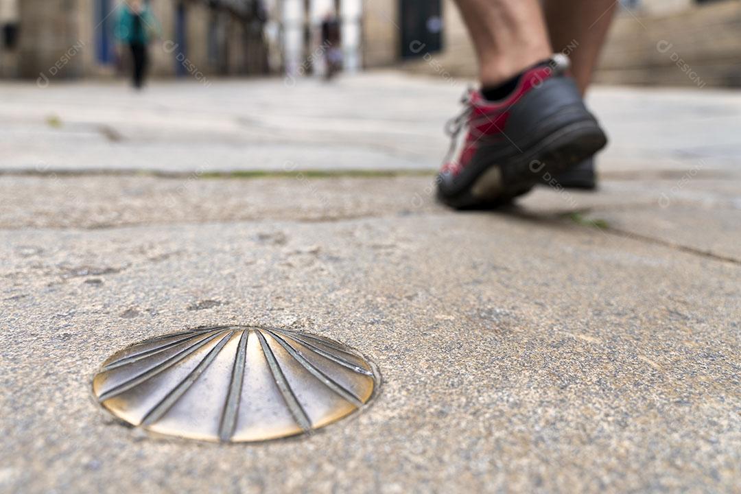 Detalhe do Pé Com o Sapato do Peregrino Percorrendo o Caminho de Santiago Imagem JPG