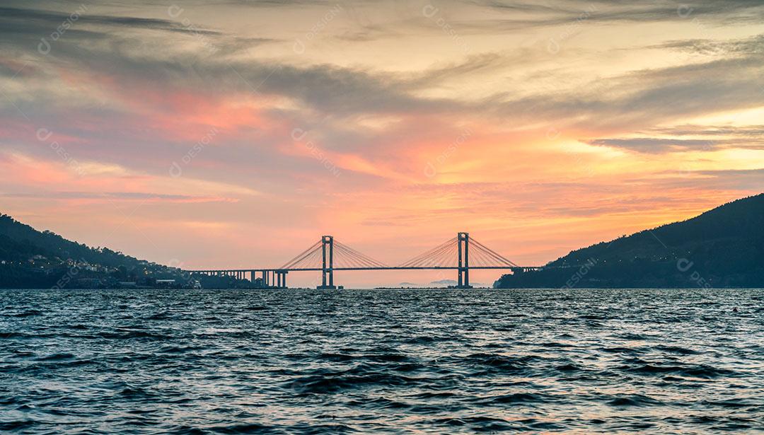 Ponte Suspensa Ao Pôr do Sol no Estuário de Vigo Galiza Espanha Imagem JPG